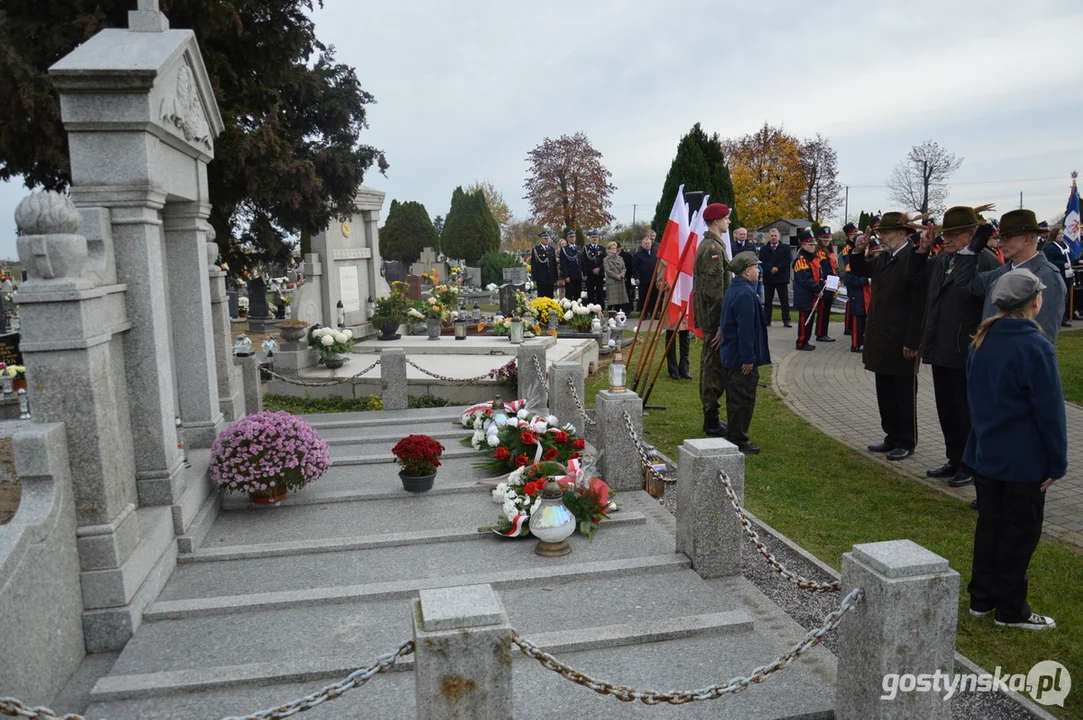 Przemarsz i uroczystości na cmentarzu w dniu 11 listopada w Krobi