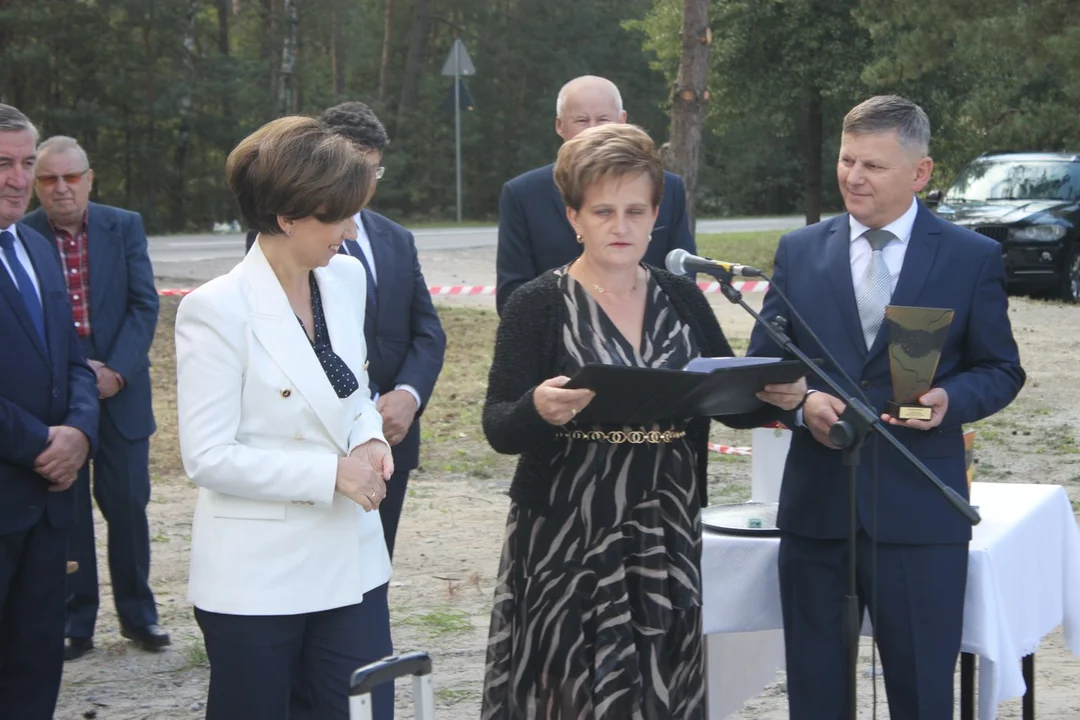 Minister Marlena Maląg otworzyła drogę Białobłoty-Orlina Duża. Towarzyszyli jej posłowie i samorządowcy