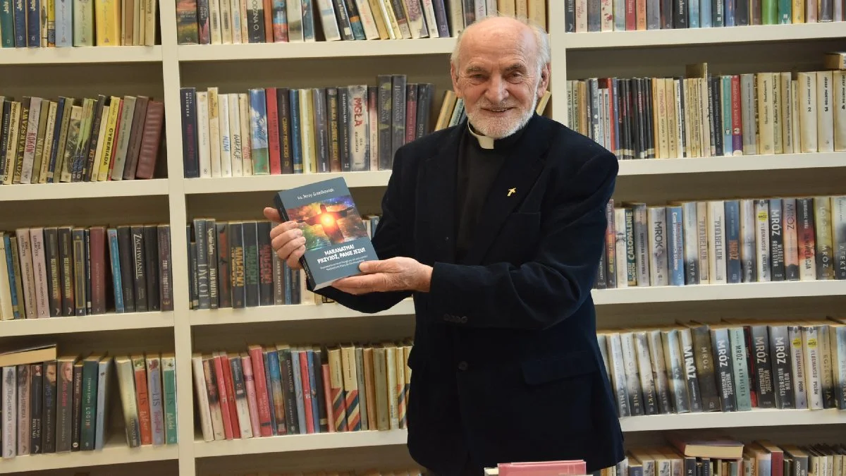 Spotkanie z księdzem Jerzym Grześkowiakiem w KROB_KULT. Autor wielu książek teologicznych święcenia kapłańskie przyjął w Krobi - Zdjęcie główne