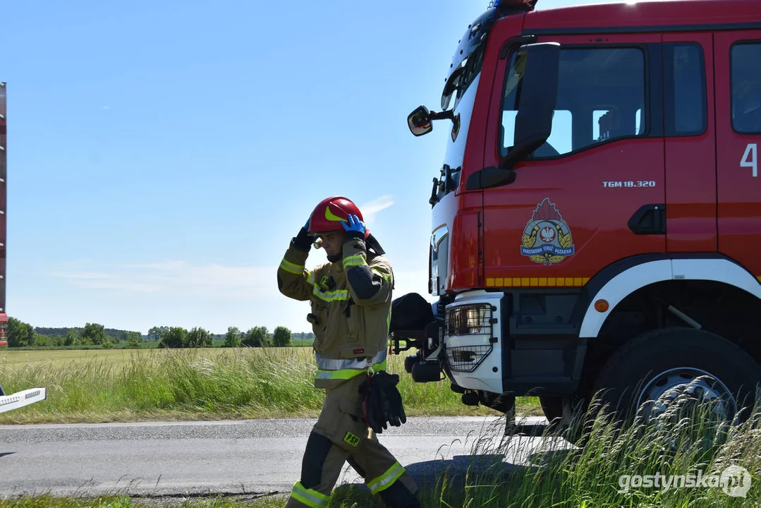 Kolizja na drodze powiatowej w Lipiu (gm. Piaski). Przewrócony samochód w polu