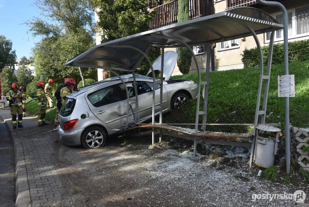 Zderzenie peugeota z przystankiem autobusowym na ul. Sikorskiego w Gostyniu
