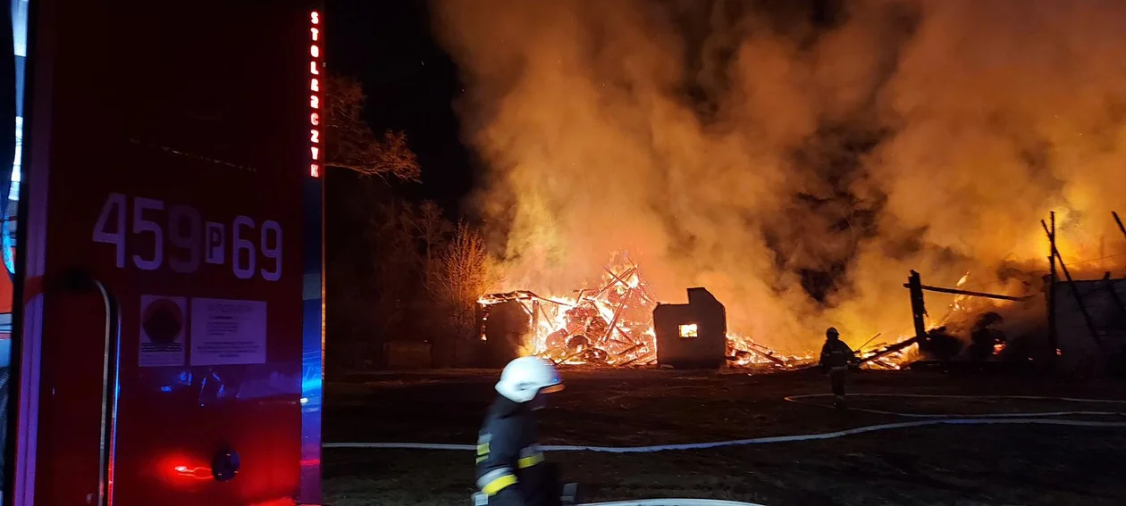 Duży pożar stodoły w Kretkowie gm. Żerków. Strażacy w akcji