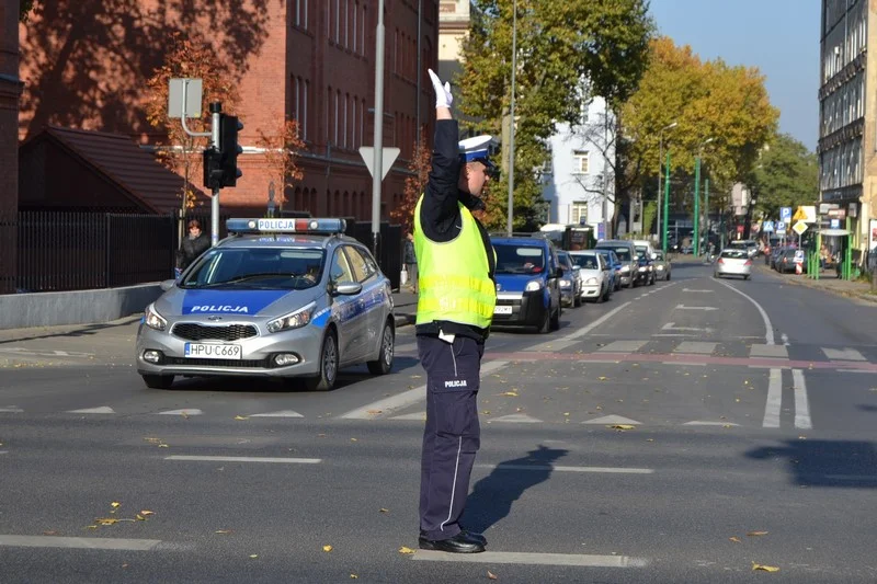 Policjant kieruje ruchem. Jak się zachować?