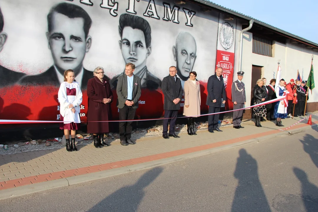 Mural upamiętniający zrzut broni dla Armii Krajowej odsłonięto w Czerminie w ubiegłym roku