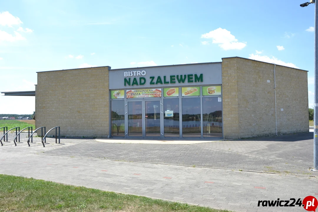 Czy gminie Pakosław udało się sprzedać budynek po bistro nad zalewem? Czwarty przetarg za nami - Zdjęcie główne