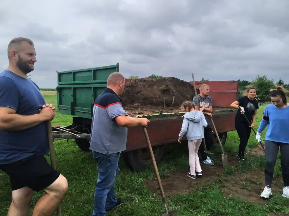 Porządki w Rusku. Najpierw wysprzątali boisko, a potem zagrali mecz