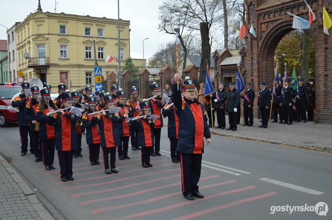 Przemarsz i uroczystości na cmentarzu w dniu 11 listopada w Krobi