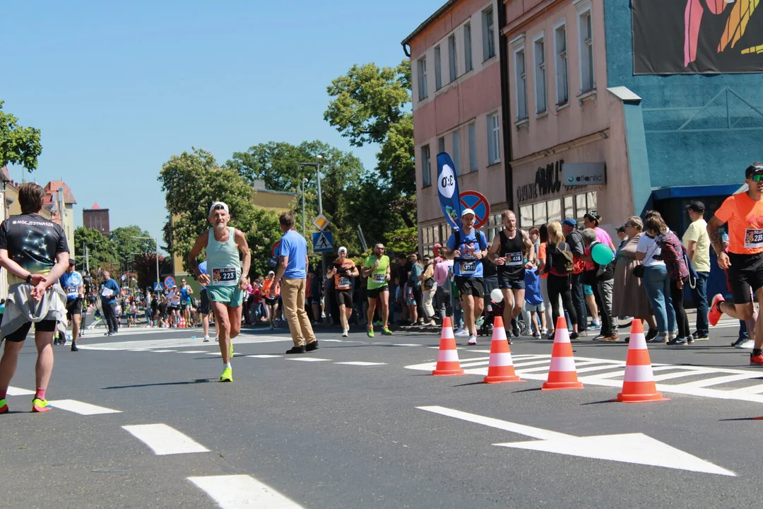 Biegacze KS Krotosz na maratonie w Dębnie