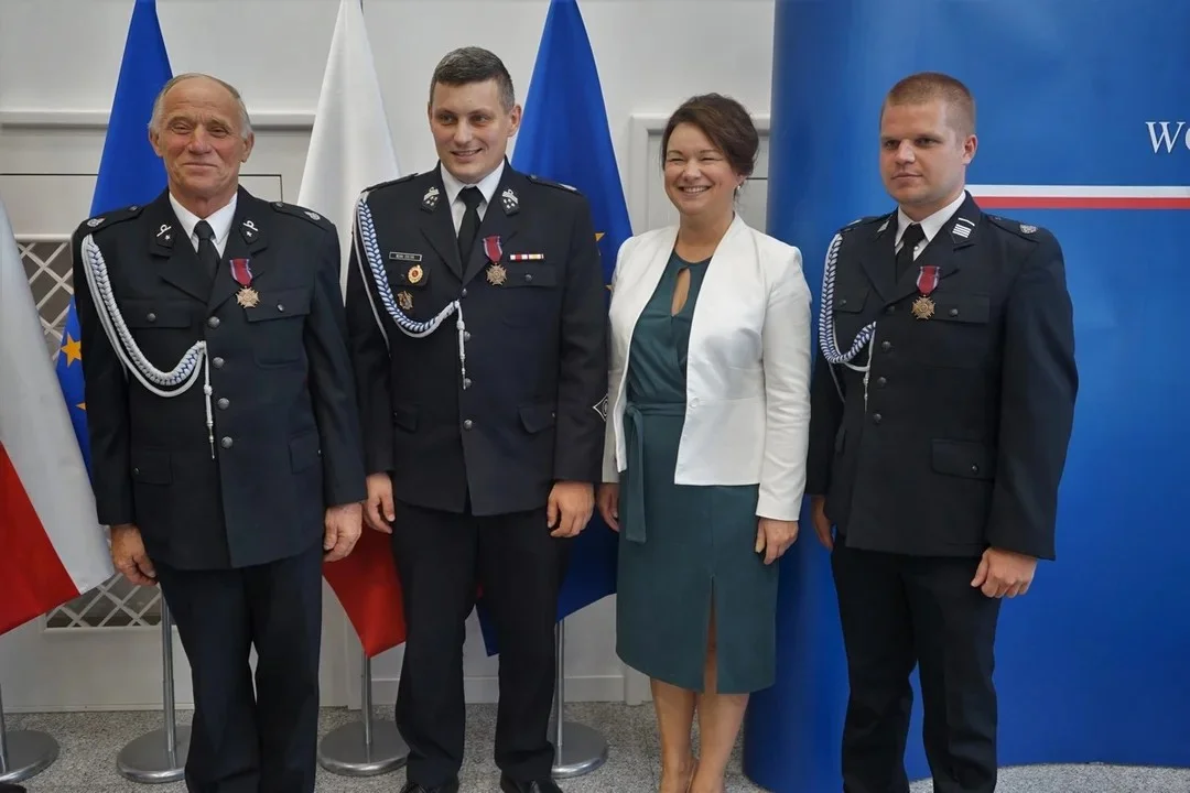 Strażacy ochotnicy z Izbic odznaczeni przez Prezydenta RP