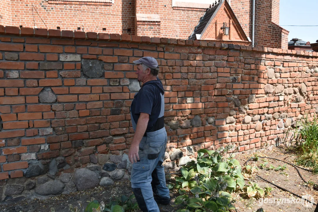 Remont ogrodzenia przy kościele farnym w Gostyniu