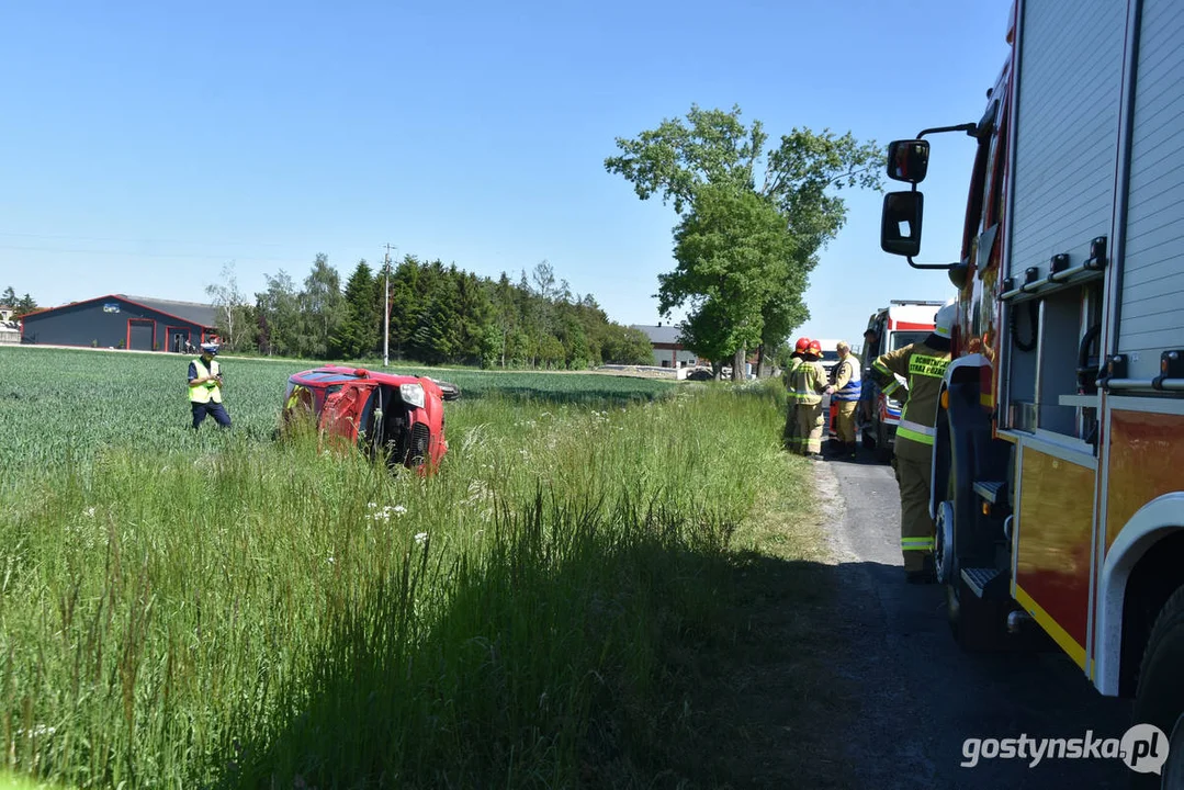 Kolizja na drodze powiatowej w Lipiu (gm. Piaski). Przewrócony samochód w polu