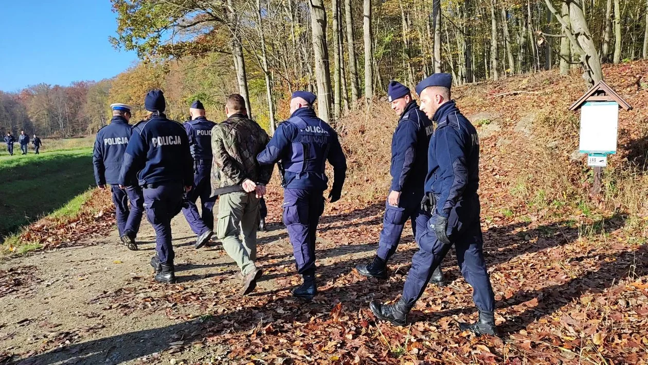 Fiatem nie zatrzymał się do kontroli. Jarocińscy policjanci ścigali go kilkanaście kilometrów [ZDJĘCIA] - Zdjęcie główne