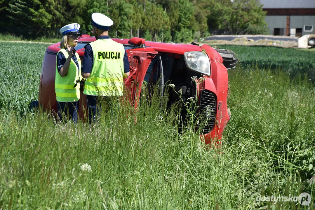 Kolizja na drodze powiatowej w Lipiu (gm. Piaski). Przewrócony samochód w polu