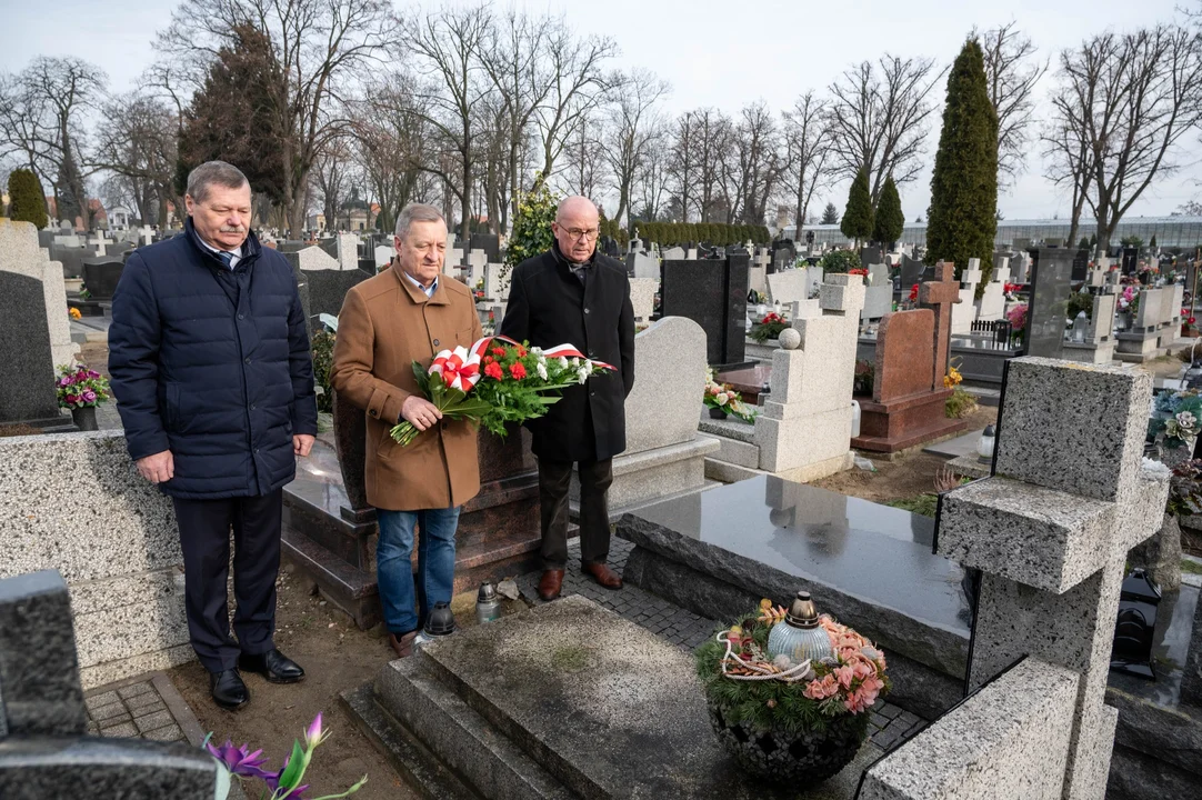 80. rocznica wyzwolenia Pleszewa spod niemieckiej okupacji. Złożyli kwiaty na grobach żołnierzy ruchu oporu [ZDJĘCIA] - Zdjęcie główne