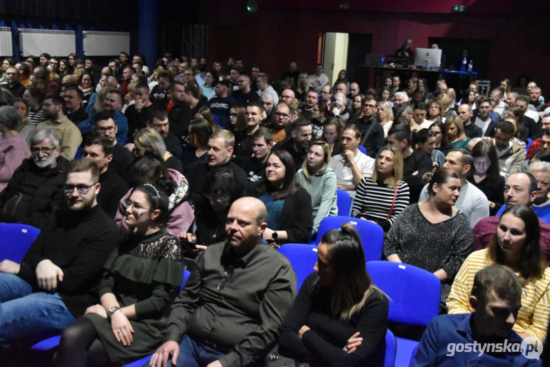 Stand-uper Michał Leja - dowcipny początek weekendu w Gostyniu