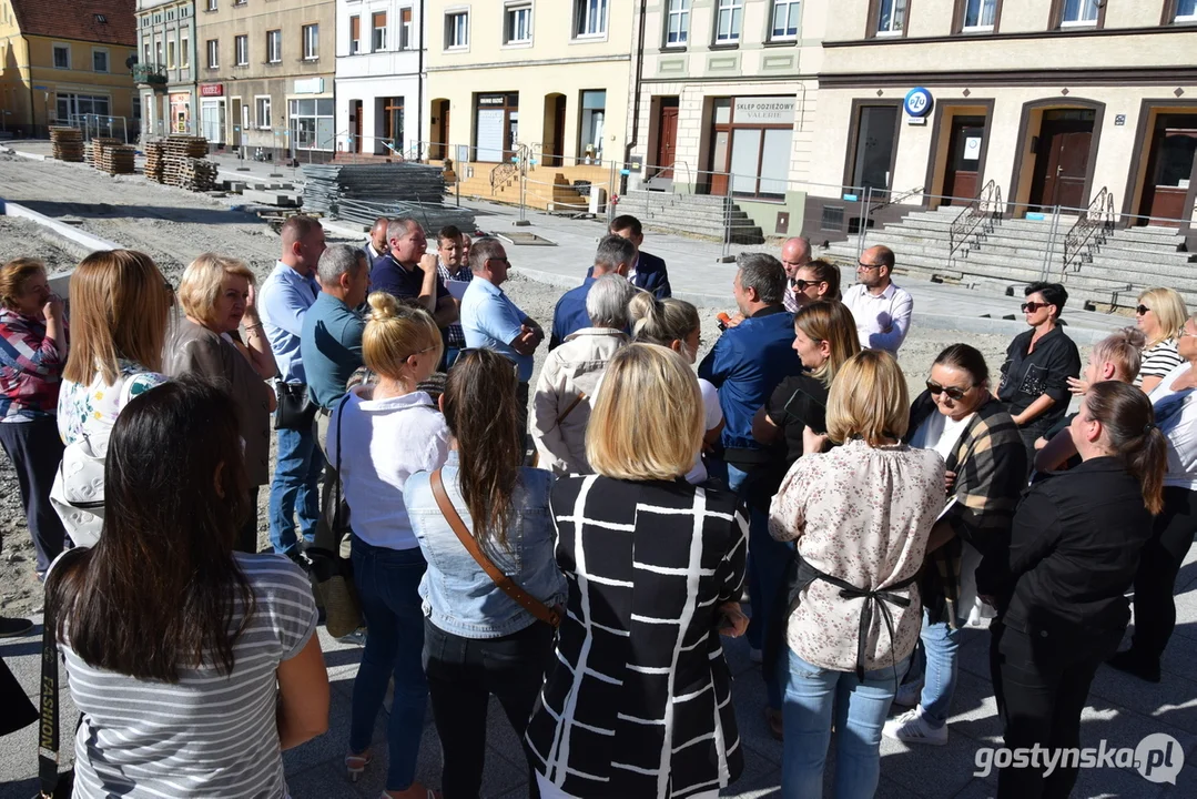 Spotkanie burmistrza Łukasz Kubiaka z przedsiębiorcami handlującymi na rynku w Krobi