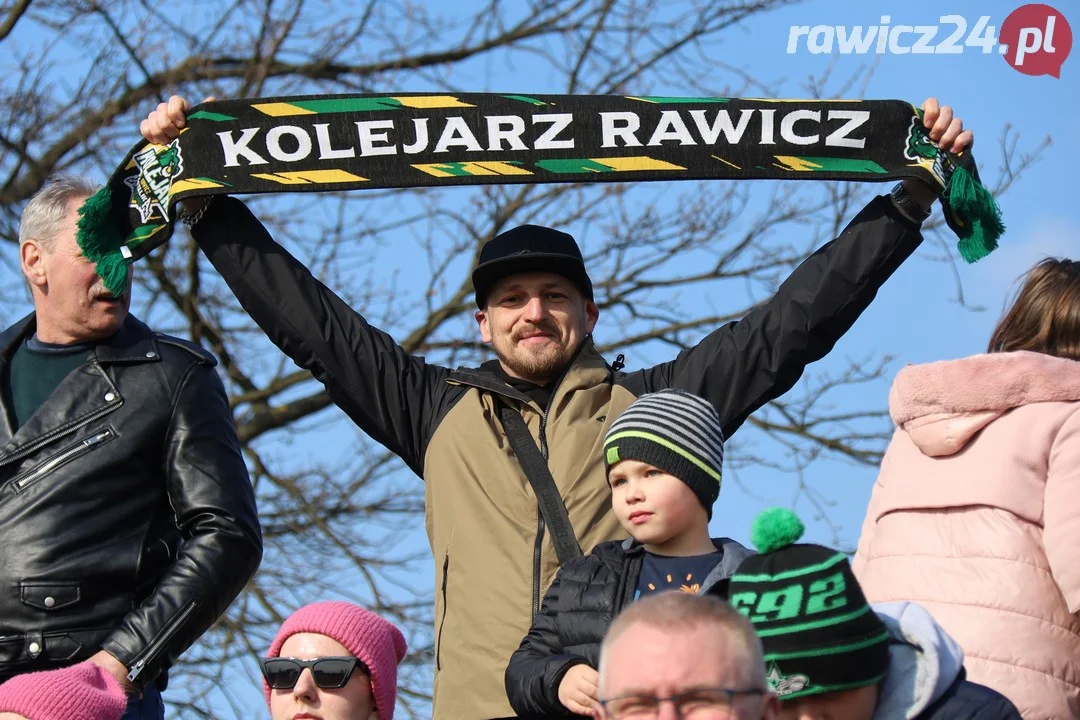 Kibice Kolejarza Rawicz podczas inauguracji sezonu w Rawiczu.