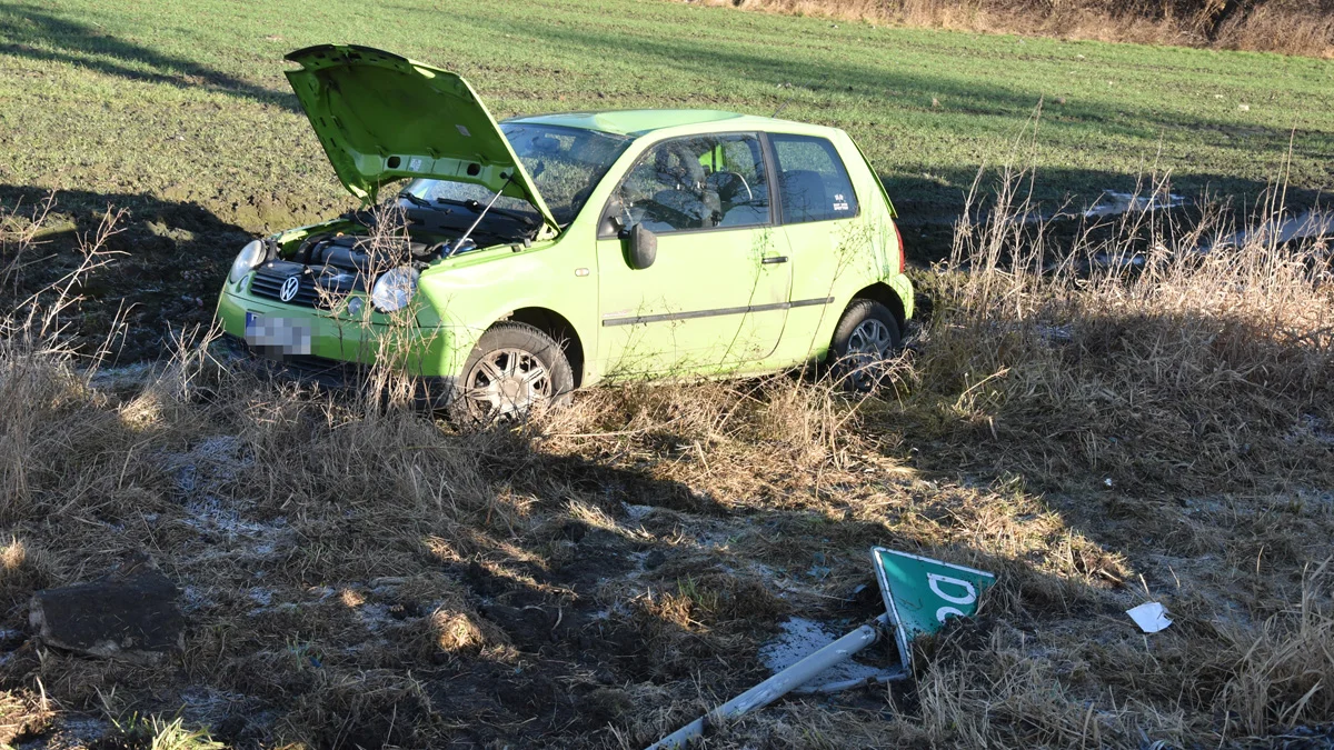 Osobowy samochód wypadł z drogi. Wypadek na DW437 w Koszkowie (gm. Borek Wlkp.)