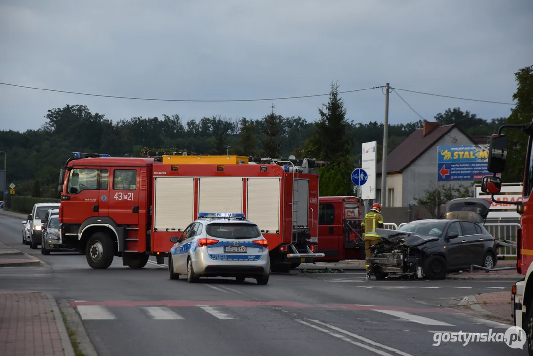 Zderzenie dwóch samochodów na skrzyżowaniu w Gostyniu