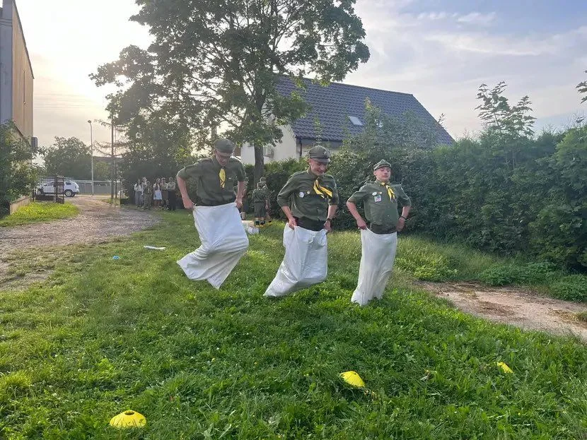 Biesiada sąsiedzka z harcerzami w Brzeziu