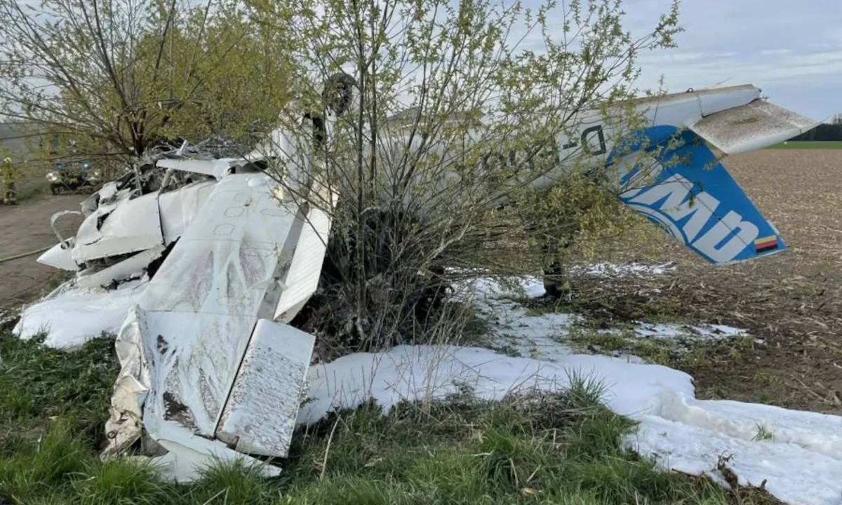 Samolot wbił się w drzewo pod Poznaniem. Służby w akcji