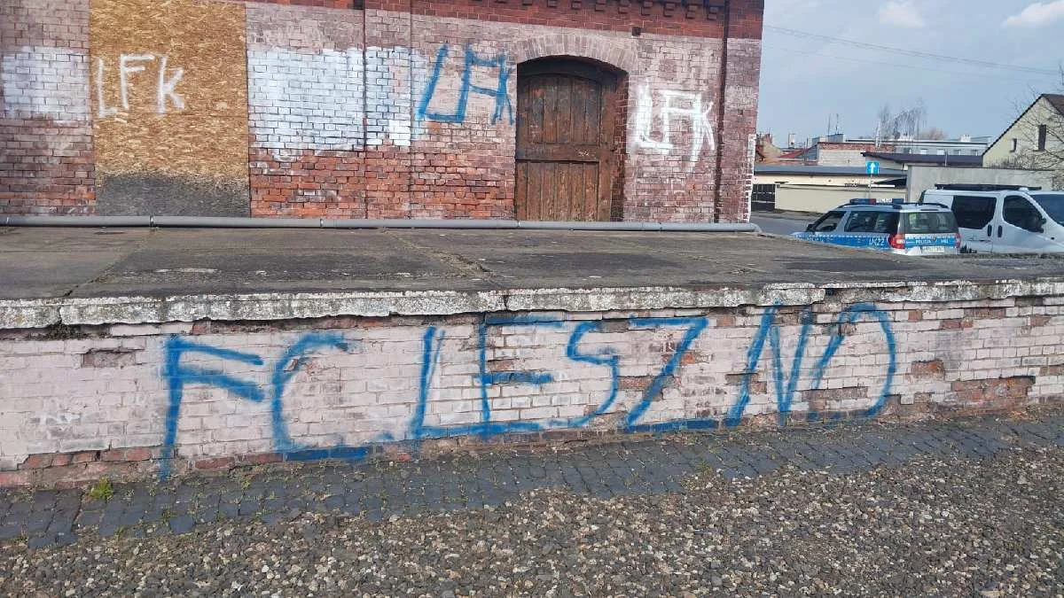 Za pseudokibicowskie "malowidła" i wyzwiska przed kościołem oraz na budynkach PKP grozi im do 5 lat więzienia. Wandale usłyszeli zarzuty - Zdjęcie główne