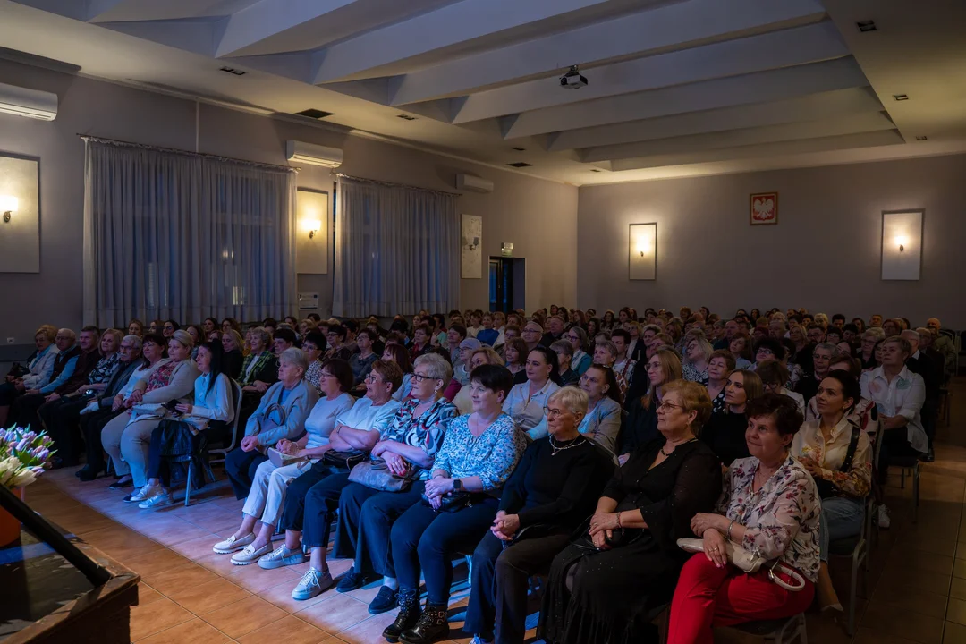 „Teatr Jedyny Taki” uświetnił Dzień Kobiet w Dobrzycy. Sala wypełniła się do ostatniego miejsca!