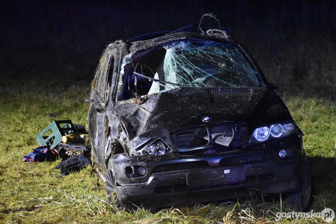 Wypadek na trasie Gostyń - Poniec. Kierowca BMW wypadł przez szyberdach