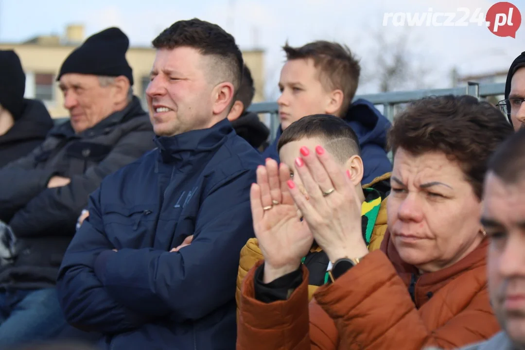 Kibice Kolejarza Rawicz podczas inauguracji sezonu w Rawiczu.