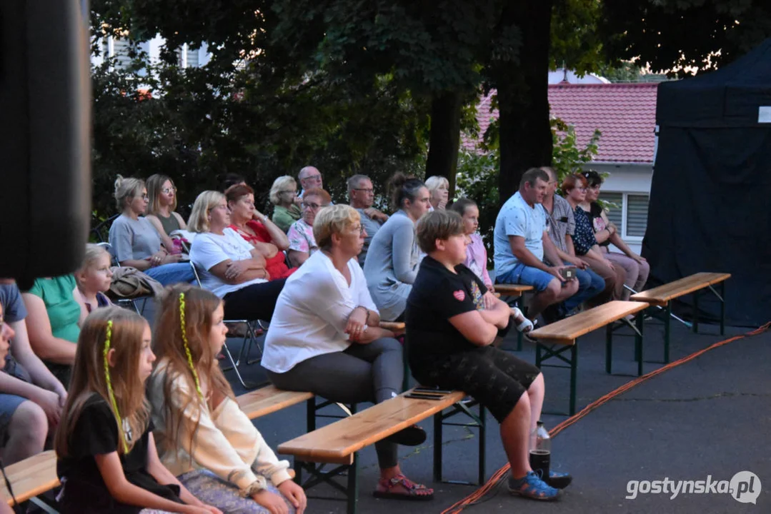 Plenerowy teatr w Piaskach. Niezapomniane przeżycia przy „Zapomnianej historii”, udana zabawa w „Polowanie na motyle”