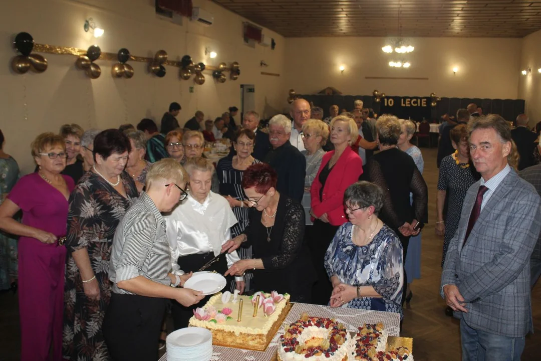 Klub Społeczny "Mieszko" działa w Mieszkowie od 10 lat. Jubileusz świętowano dwoma tortami [ZDJĘCIA] - Zdjęcie główne