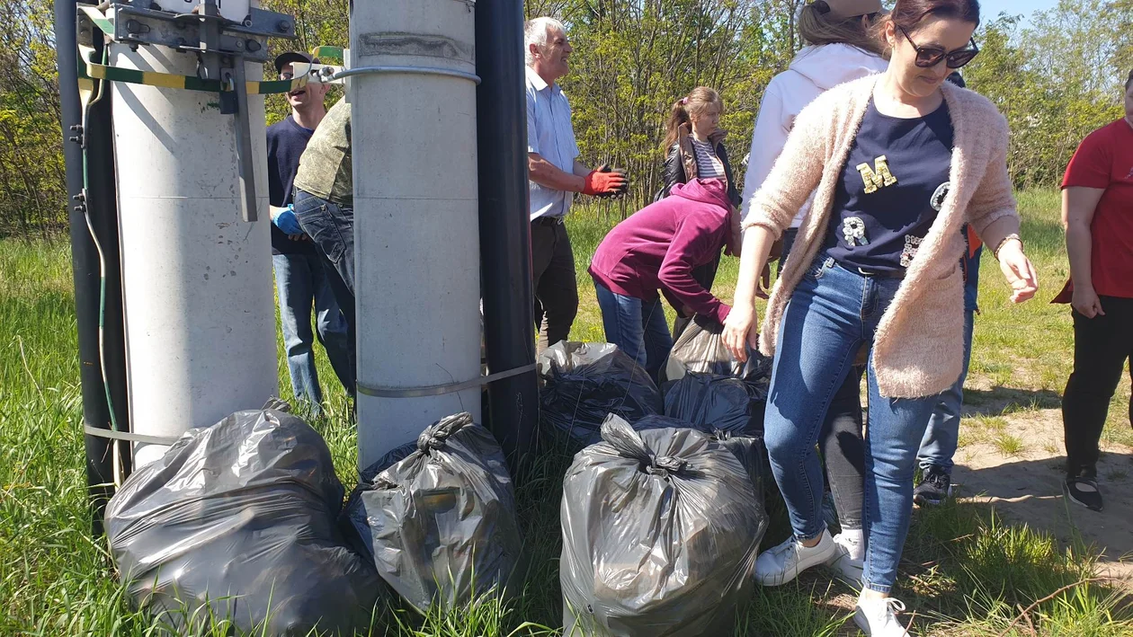 Pozbierali śmieci w okolicy ronda na pograniczu Rawicza i Sierakowa