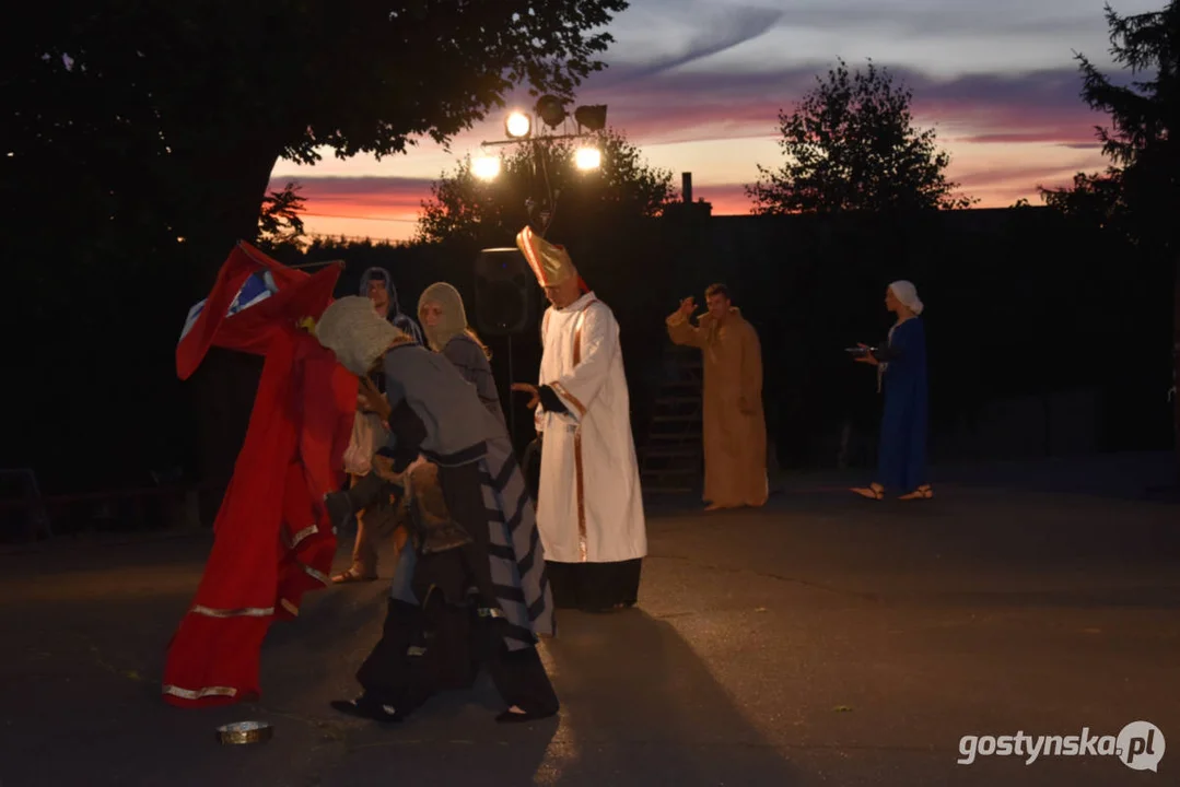 Plenerowy teatr w Piaskach. Niezapomniane przeżycia przy „Zapomnianej historii”, udana zabawa w „Polowanie na motyle”