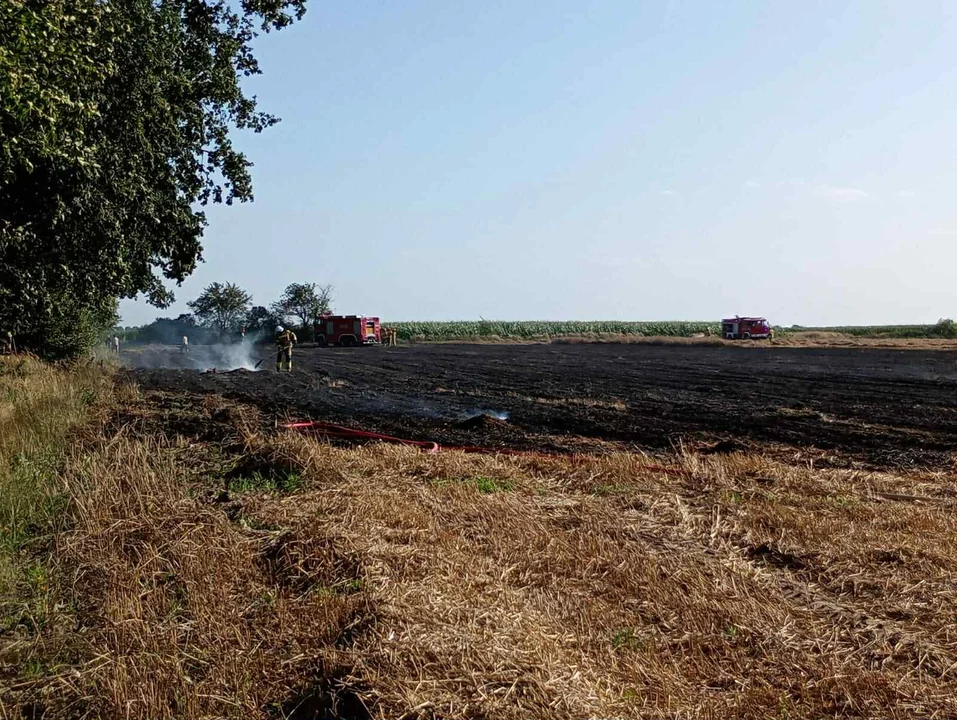 Pożar kombajnu i ścierniska w Chwaliszewie
