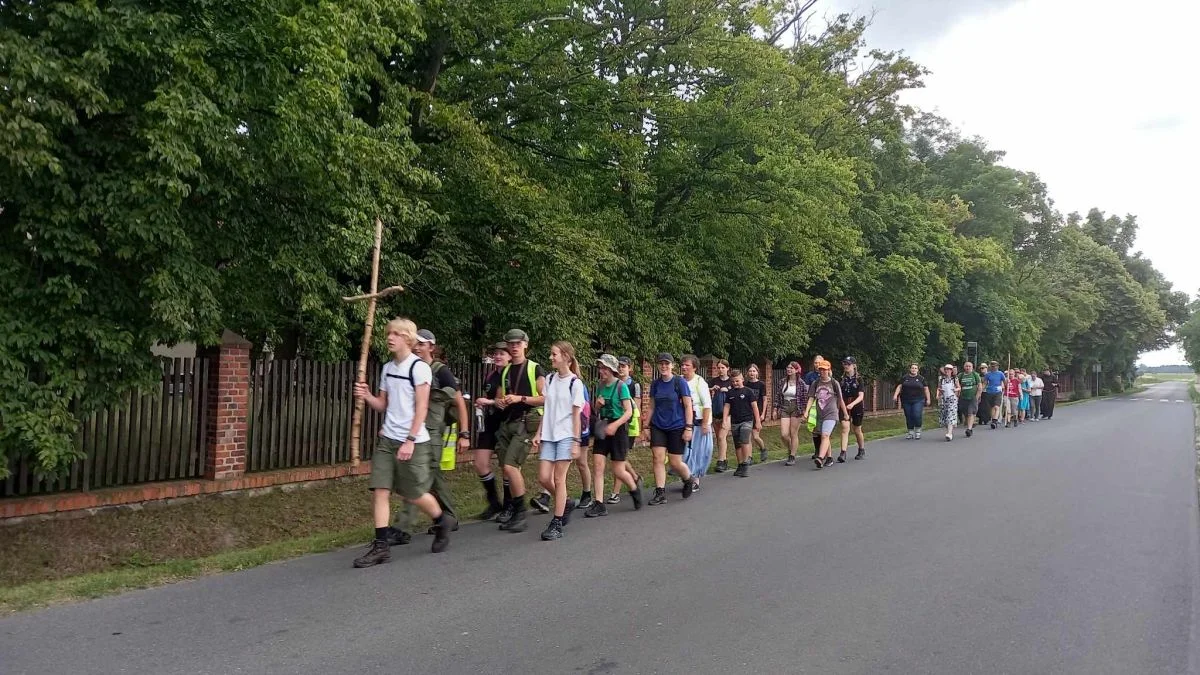 Harcerze z hufca ZHP Jarocin wraz z sympatykami wyruszyli na pielgrzymkę do Borku Wlkp.