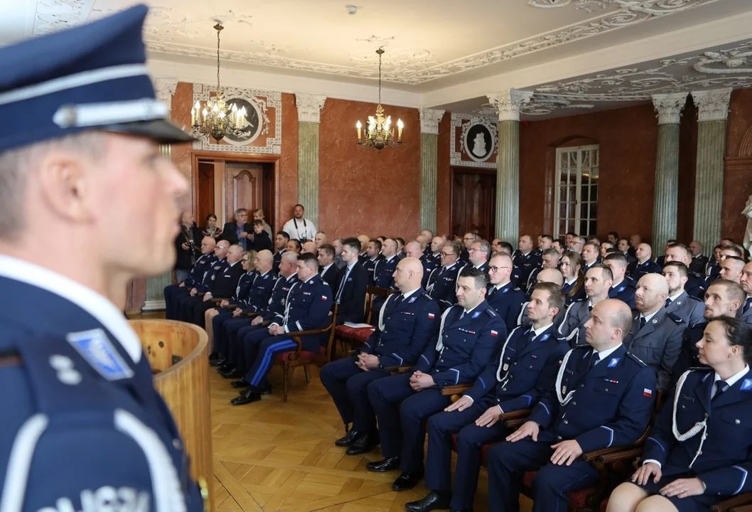 "Kryształowa Gwiazda" dla policjanta z KPP w Pleszewie. Wszedł do płonącego budynku i wyniósł nieprzytomną kobietę - Zdjęcie główne