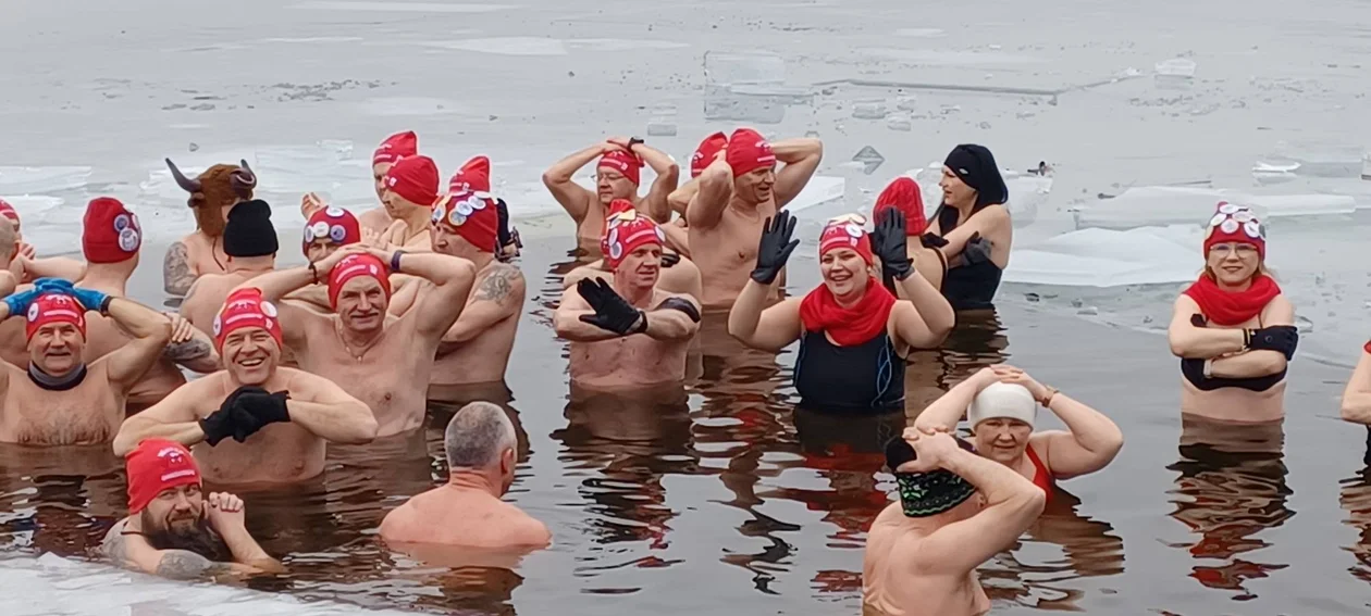 Morsowali i pomagali. Miłośnicy zimowych kąpieli przyłączyli się do wyzwania dla Basi - Zdjęcie główne