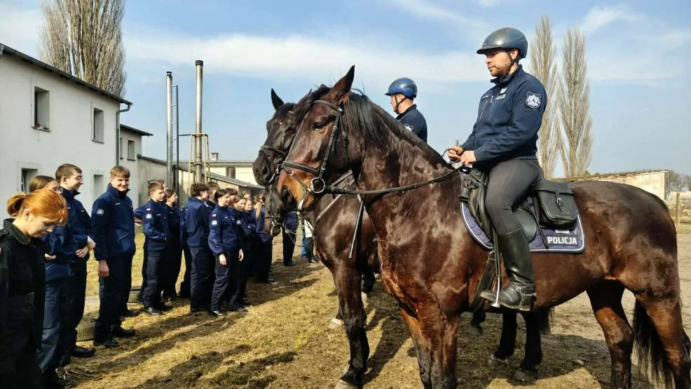 Tajniki policyjnej służby odkrywali uczniowie jarocińskiej „dwójki” [ZDJĘCIA]