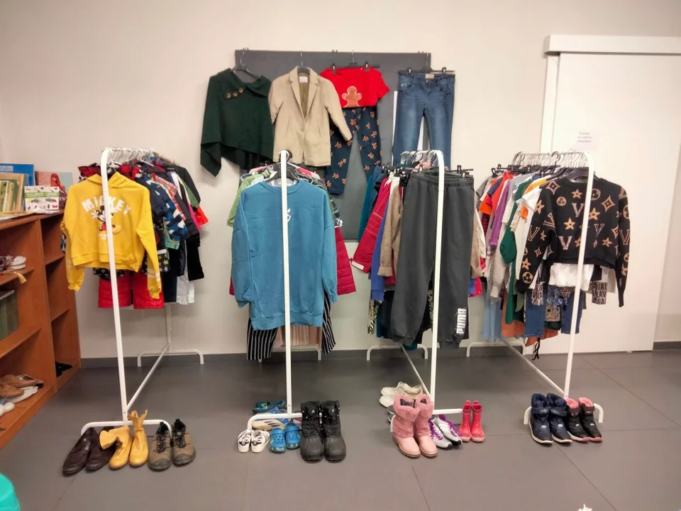 "Pleszewska Dzielnia". Tutaj możecie oddać lub zabrać ubrania w dobrym stanie. Zupełnie za darmo! - Zdjęcie główne