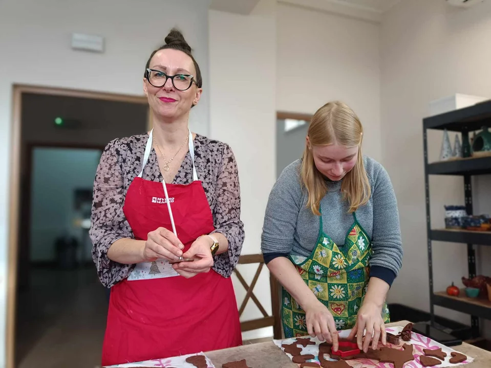 Pracownicy GOK Hutnik na warsztatach ceramicznych