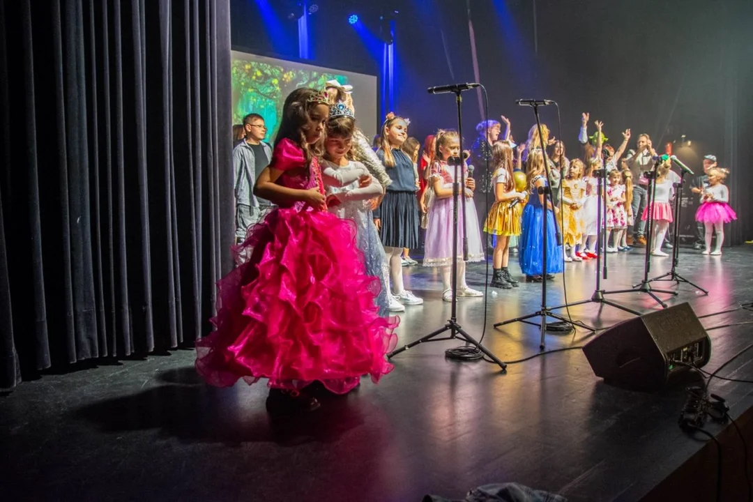 Na scenie JOK Jarocin odbył się musicalowy koncert „Kopciuszek w Krainie Bajek” [ZDJĘCIA] - Zdjęcie główne