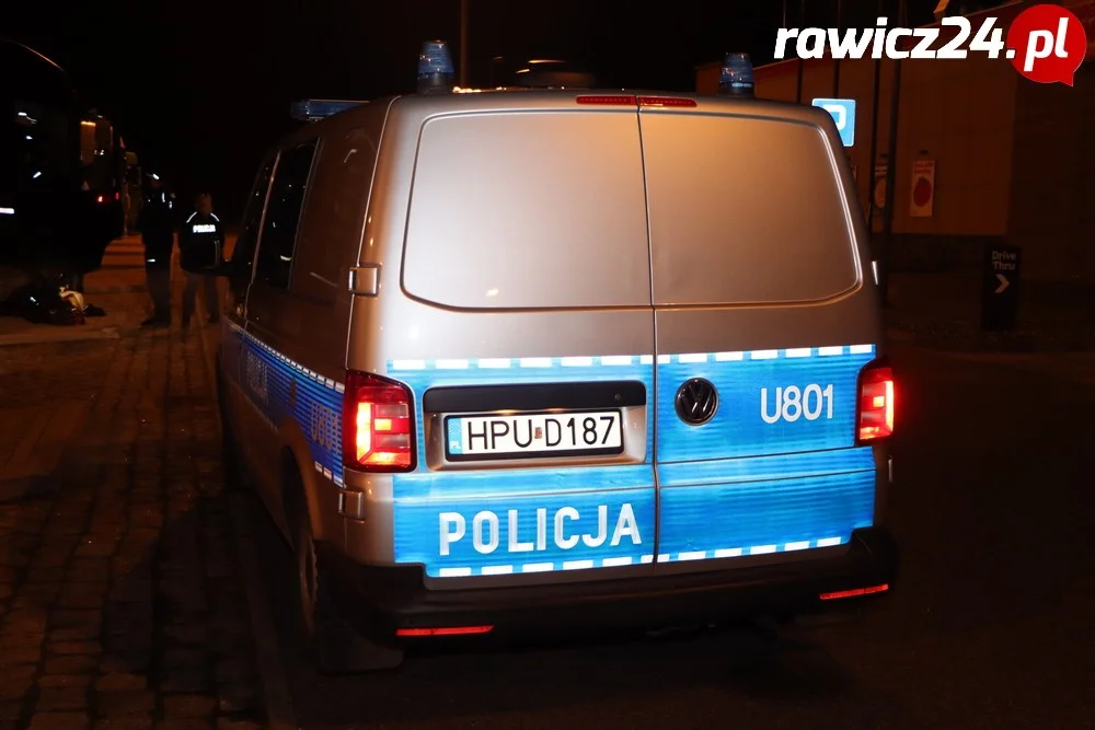 Rawicz. Policjanci uratowali uwięzionego w kabinie mężczyznę