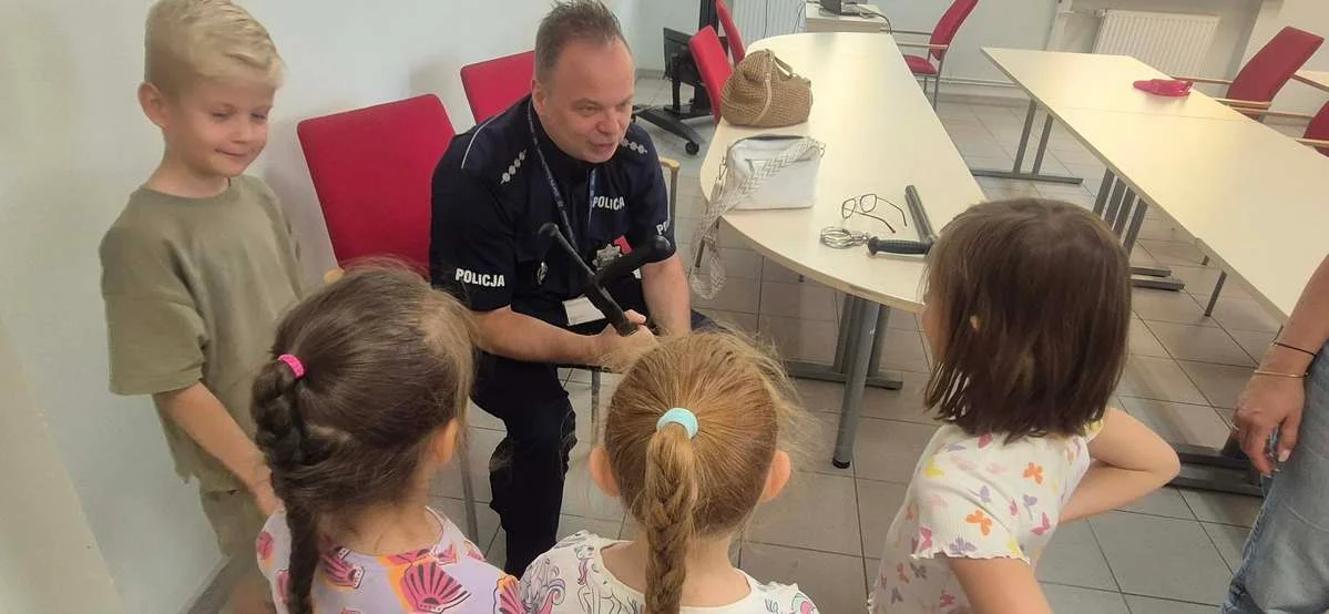Przedszkolaki z wizytą  w komendzie. Poznali tajniki pracy policjantów - Zdjęcie główne