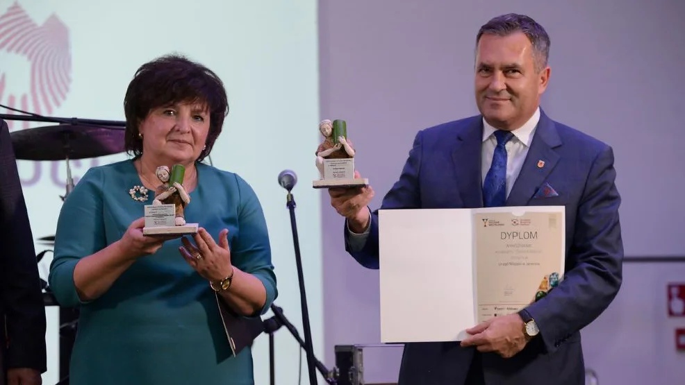 Nagrodę w trakcie uroczystej Gali Kongresu ENVICON odebrał burmistrz Jarocina Adam Pawlicki,