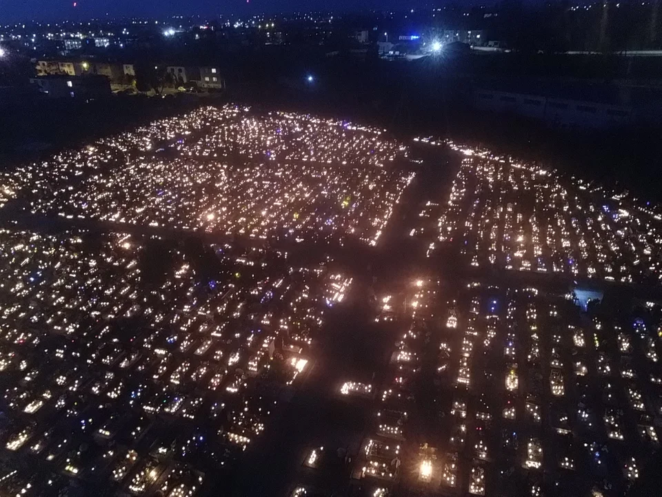 Cmentarz w Krotoszynie nocą