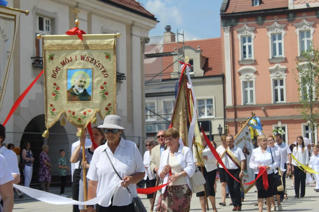 Boże Ciało w Jarocinie. Procesja z parafii św. Marcina do Chrystusa Króla