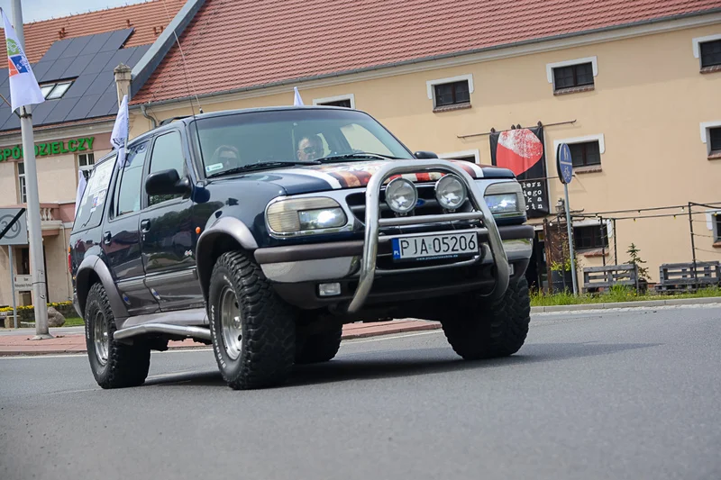 Wystawa zabytkowych pojazdów w Jarocinie z okazji Święta Flagi