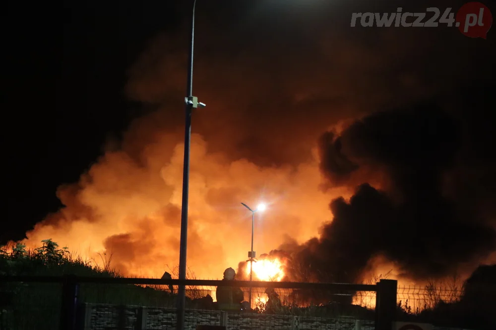 Pożar odpadów na terenie jednej z rawickich firm