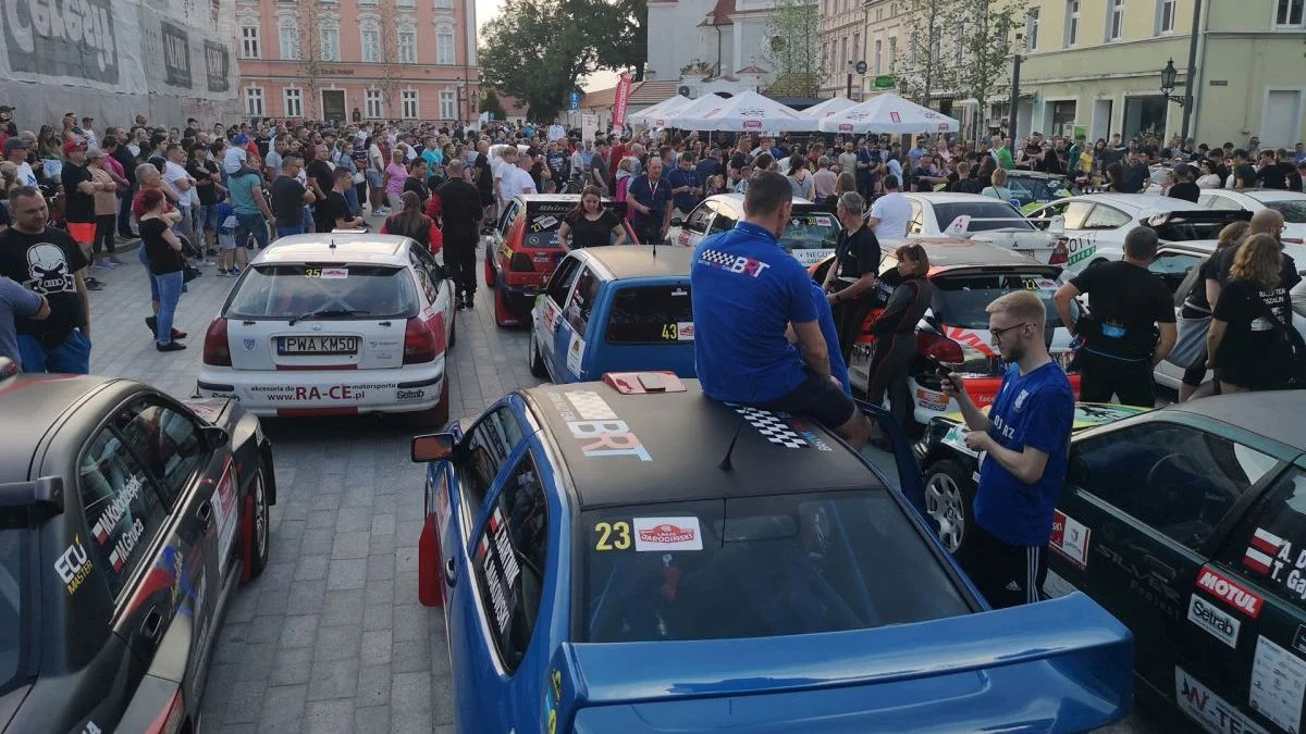 Rally and Race 1. Rajd Jarociński. Huczne otwarcie w centrum miasta [ZDJĘCIA, FILMY] - Zdjęcie główne