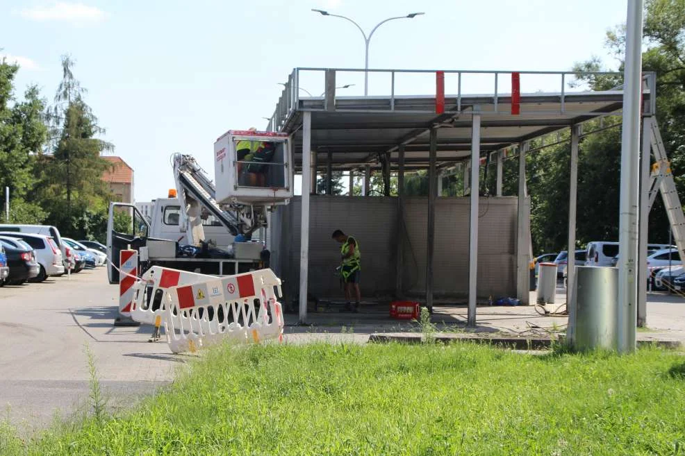 Myjnia samochodowa w centrum Jarocina zdemontowana. Jaki jest plan na to miejsce? [ZDJĘCIA] - Zdjęcie główne